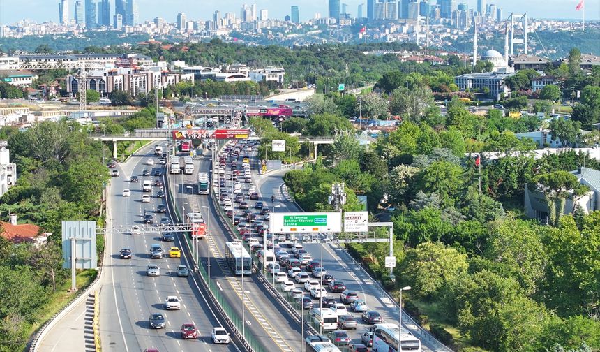 İstanbul'da haftanın ilk iş gününde trafik yoğunluğu yaşanıyor