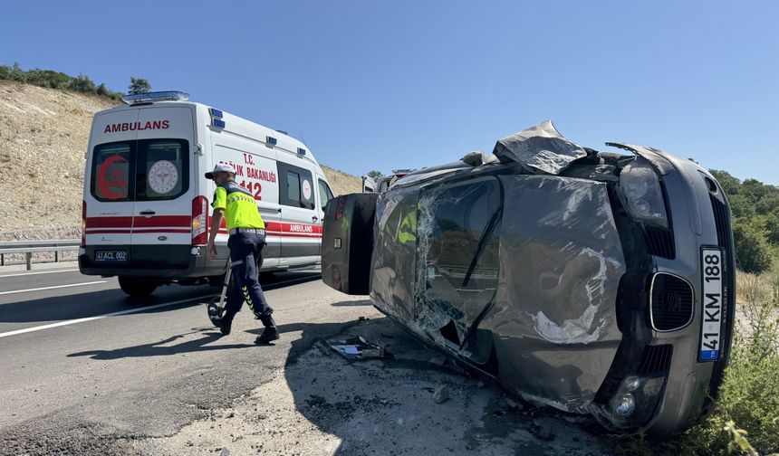 Kocaeli'de takla atan otomobildeki 5 kişi, kazadan yara almadan kurtuldu