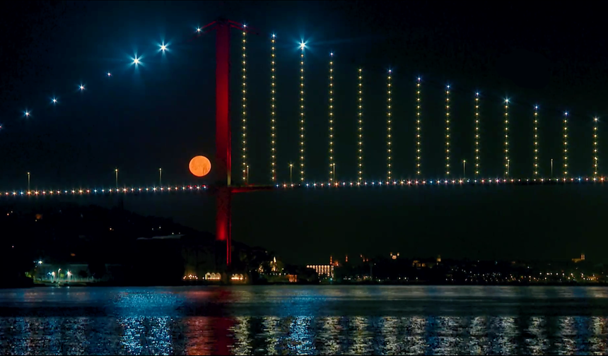 İstanbul'da dolunay 15 Temmuz Şehitler Köprüsü ile görüntülendi