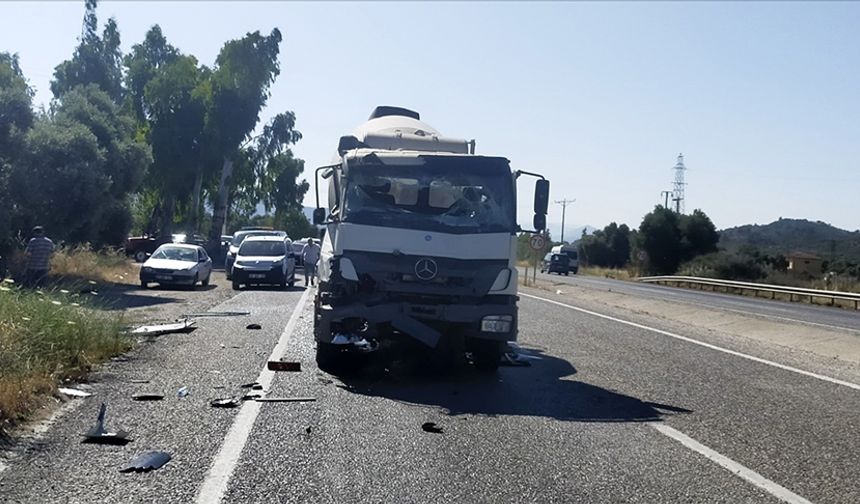 Muğla'da beton mikseri ile yolcu minibüsü çarpıştı, 1 kişi öldü, 12 kişi yaralandı