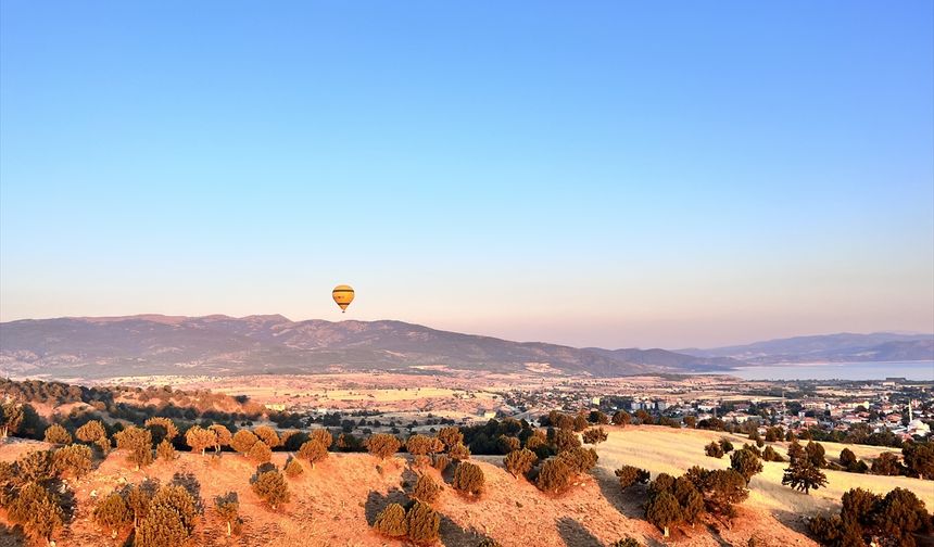 Burdur'da sıcak hava balonları Salda Gölü manzarası eşliğinde havalandı