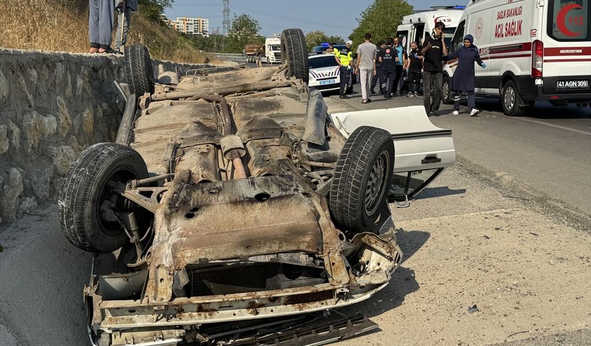 Kocaeli'de devrilen otomobildeki 4 kişi yaralandı