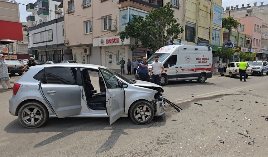 Adana'da bir kişinin yaralandığı trafik kazası güvenlik kamerasında