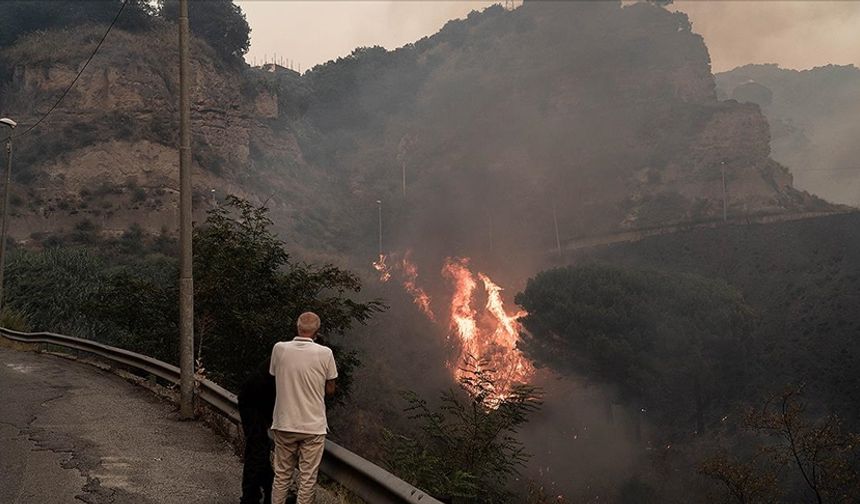 İtalya'nın Sardinya Adası'nda makilik alandaki yangın nedeniyle bazı evler tahliye edildi