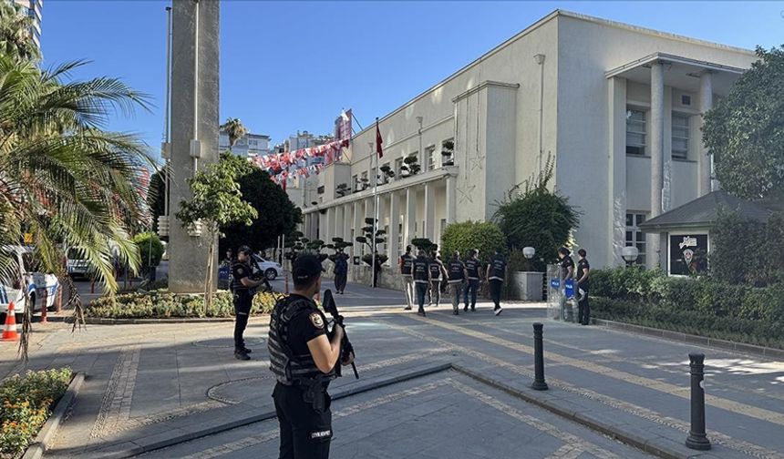 Adana Büyükşehir Belediye Başkanı Karalar ve Adıyaman Belediye Başkanı Tutdere gözaltına alındı
