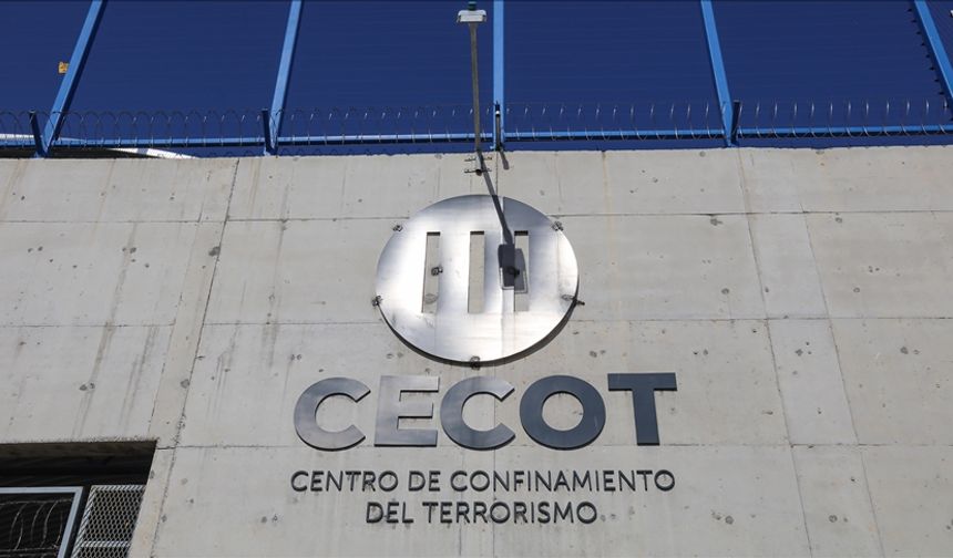 El Salvador'daki hapishaneye sınır dışı edilen göçmenlerin ABD'nin kontrolünde olduğu belirtildi