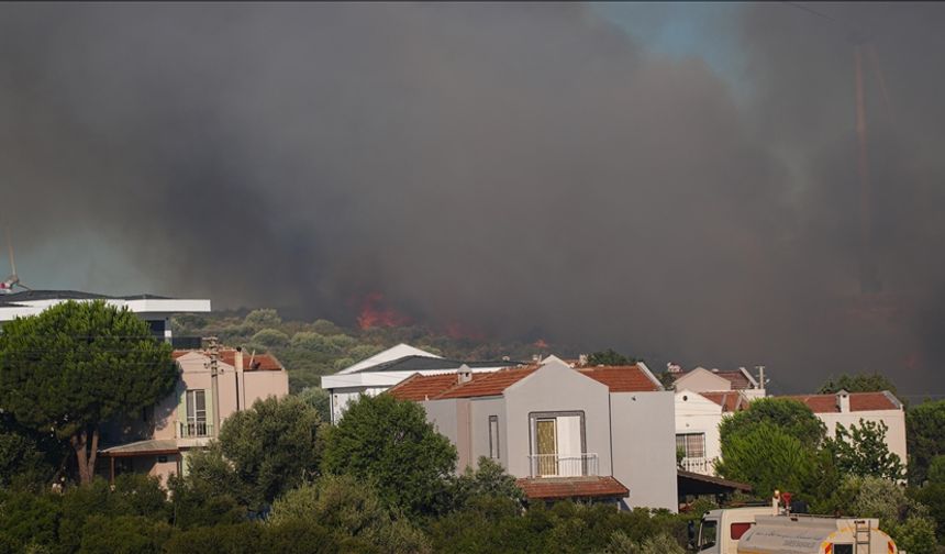 İzmir'in Çeşme ve Ödemiş ilçelerinde çıkan orman yangınlarına müdahale sürüyor