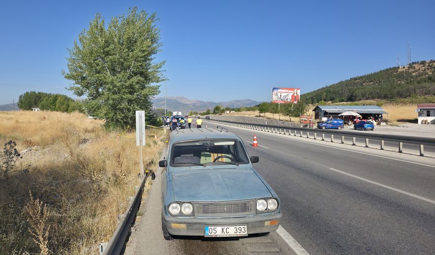 Amasya'da arızalanan otomobilini kontrol ederken tır çarpan kişi öldü