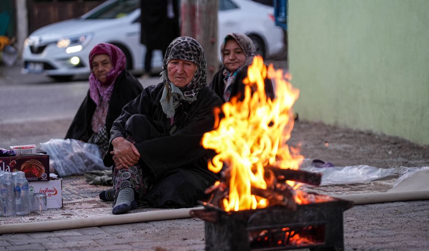 Balıkesir Sındırgı merkezli depremlerin hasara neden olduğu mahallelerin sakinleri geceyi sokakta geçirdi