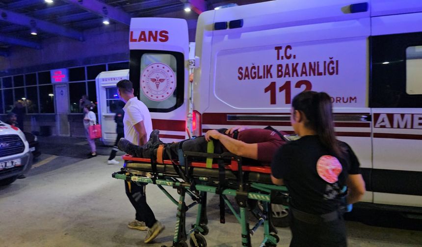 Çorum'da otomobille traktör çarpıştı, biri bebek, biri çocuk 5 kişi yaralandı