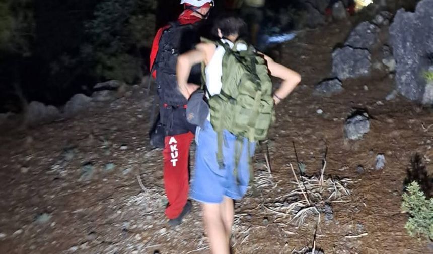Fotoğraf çekmek için çıktıkları Alanya Kalesi'nde mahsur kalan 3 üniversite öğrencisi kurtarıldı