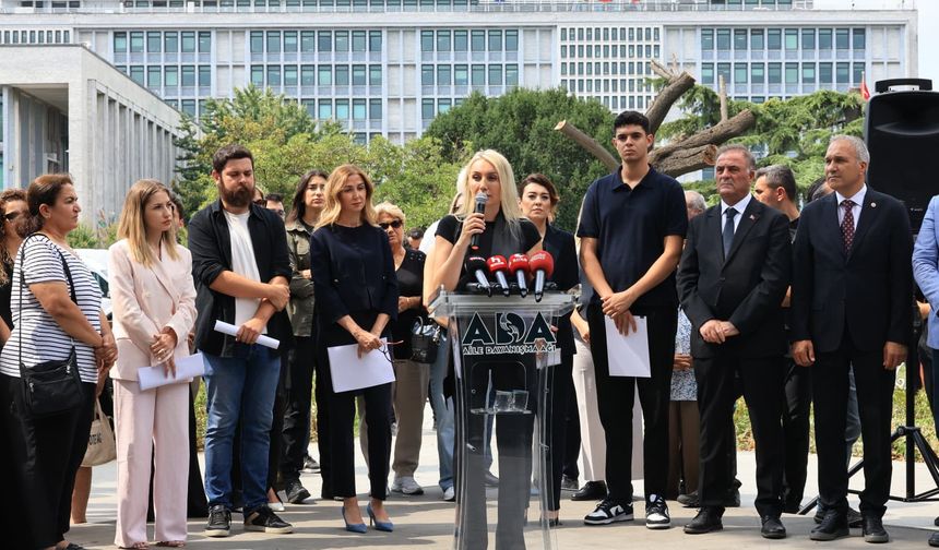 İBB'ye yönelik yolsuzluk soruşturmalarında tutuklananların yakınlarından basın açıklaması