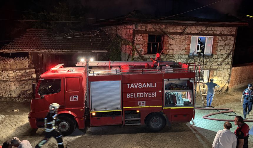 Kütahya'da köyde çıkan yangında 4 ev kullanılamaz hale geldi
