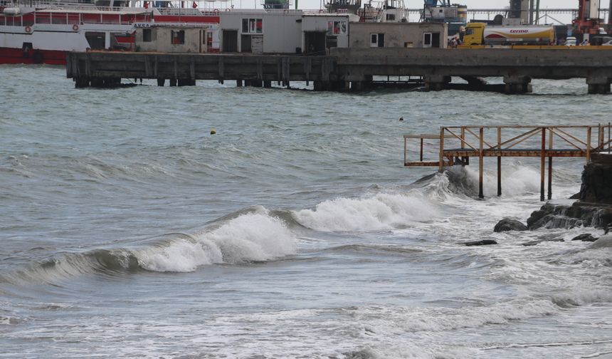 Tekirdağ'da etkili olan poyraz deniz ulaşımını olumsuz etkiliyor