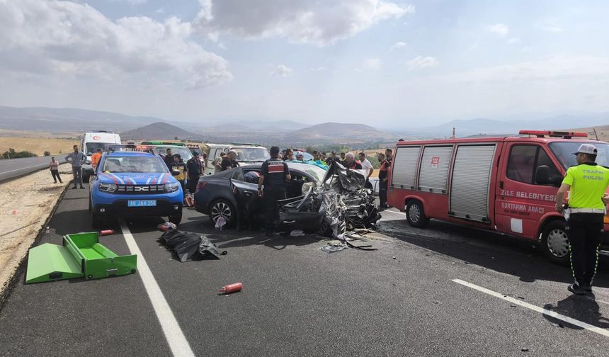Tokat'ta 2 otomobilin çarpıştığı kazada 4 kişi öldü, 2 kişi yaralandı