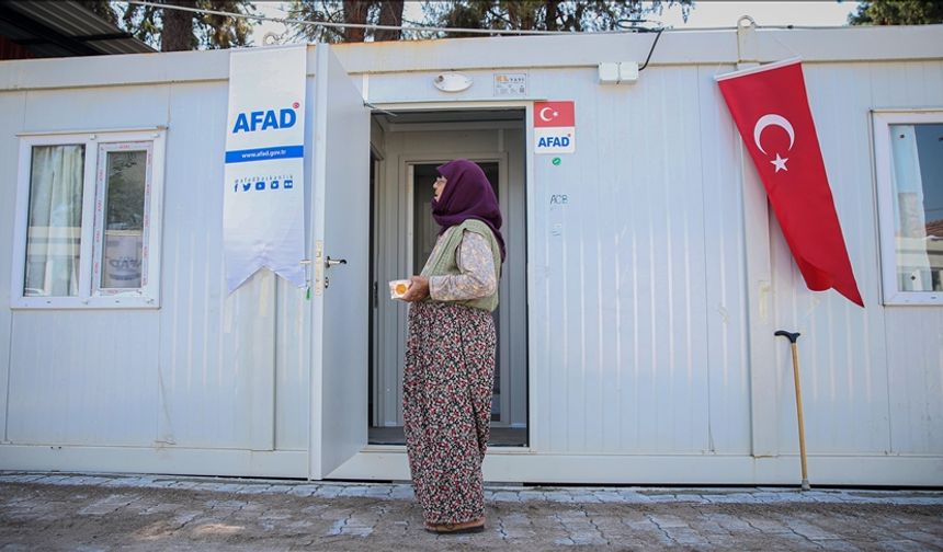 Balıkesir Sındırgı'daki depremde evleri zarar gören vatandaşlar için konteynerler kuruluyor