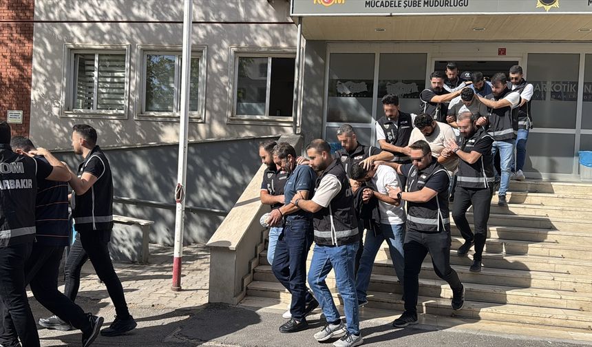 Diyarbakır merkezli silah ve mühimmat kaçakçılığı operasyonunda 19 zanlı tutuklandı