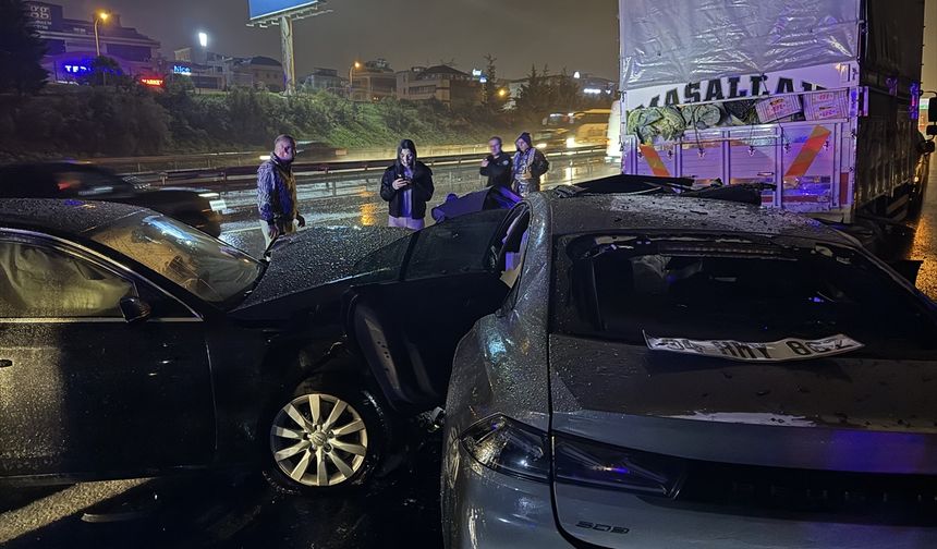 Ataşehir'de zincirleme trafik kazasında 6 kişi yaralandı