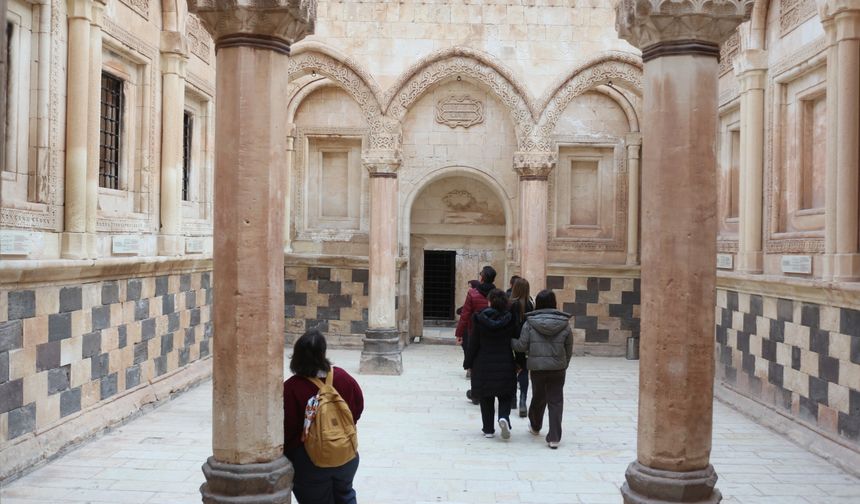 İshak Paşa Sarayı'nda ara tatil yoğunluğu yaşanıyor