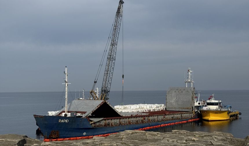 Kocaeli'de karaya oturan gemideki yükün tahliyesine başlandı