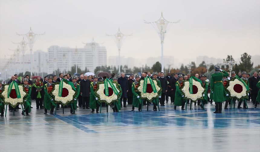 Cumhurbaşkanı Erdoğan, Türkmenistan'da Tarafsızlık Anıtı'na çelenk koyma törenine katıldı