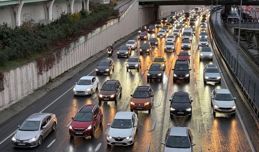İstanbul'da haftanın ilk iş gününde trafik yoğunluğu yüzde 76'ya çıktı