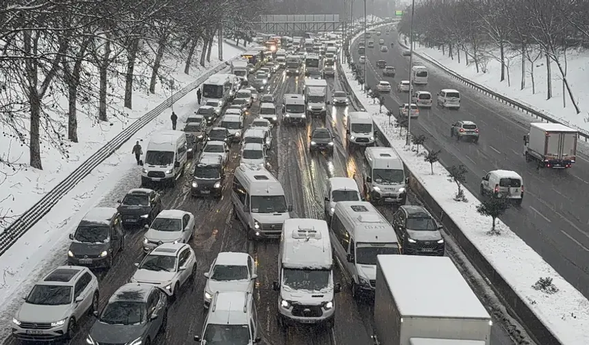 İstanbul’da yoğun kar yağışı trafiği felç etti