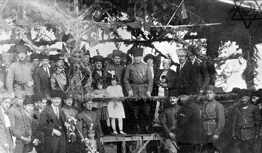 Fotoğraflarla Atatürk: Bir Ömür, Bir Cumhuriyet Albümü